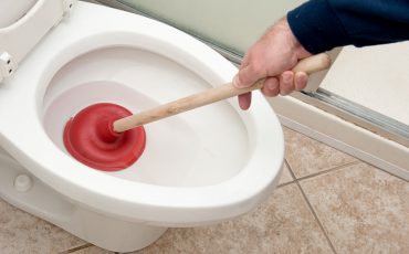 How to unblock a toilet without a plunger